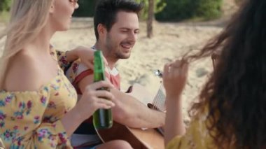 En iyi arkadaşlarla müzik keyfi 