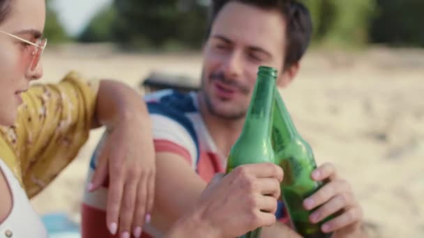 Gelukkige Paar Die Goede Tijd Samen Het Strand Doorbrengen — Stockvideo