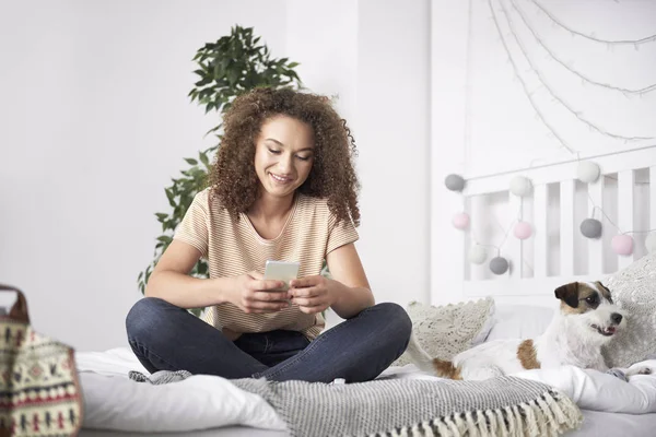 Tiener Meisje Met Behulp Van Mobiele Telefoon Haar Slaapkamer — Stockfoto