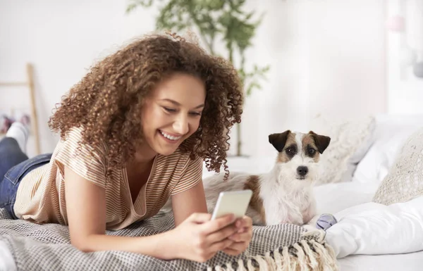 Tizenéves Lány Mobiltelefonnal Feküdt Ágyon — Stock Fotó