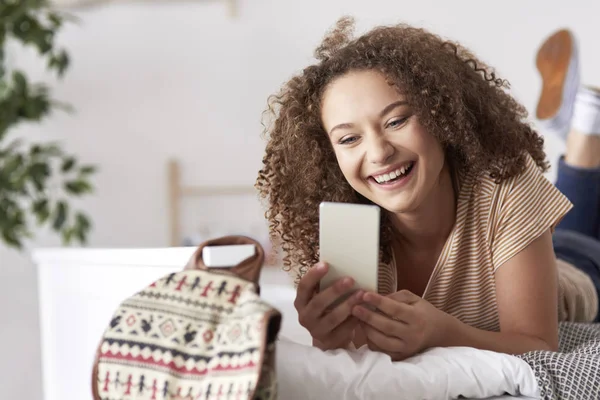 Menina Adolescente Feliz Fazendo Uma Selfie — Fotografia de Stock