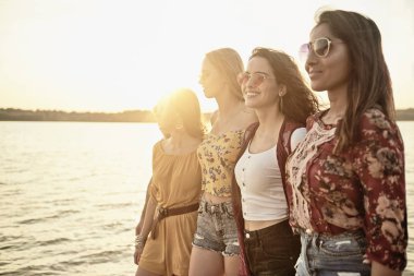 Sahilde dört güzel kadın 