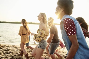 Plajda çalışan insanlar 