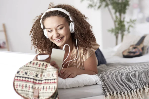 Jonge Vrouw Liggend Het Bed Met Behulp Van Mobiele Telefoon — Stockfoto