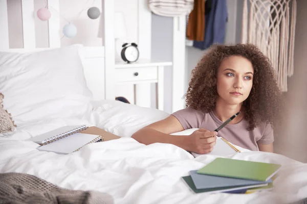 Dromen Tiener Meisje Studeren Thuis — Stockfoto