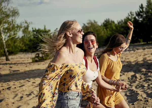 Imagem Mulheres Correndo Praia — Fotografia de Stock