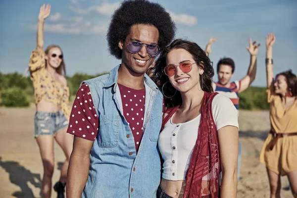 Plaj Partisinde Gülümseyen Genç Çiftin Portresi — Stok fotoğraf