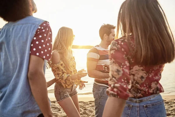 Amici Che Ballano Nel Cerchio — Foto Stock