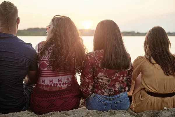 Vista Trasera Los Jóvenes Que Relajan Afuera — Foto de Stock