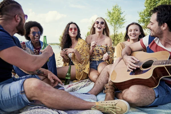 Beste Freunde Bei Strandparty — Stockfoto