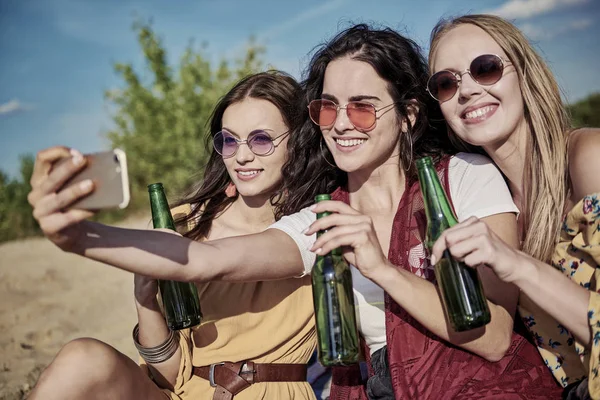 Trois Jeunes Belles Femmes Faisant Selfie Sur Plage — Photo