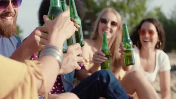 Jonge Mensen Drinken Bier Het Strand — Stockvideo