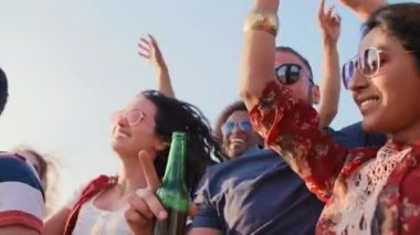Yaz partisinde birlikte dans eden gençler 