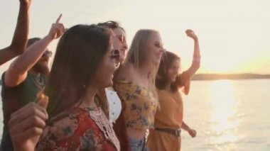 Grupo de amigos divirtiéndose 