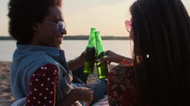 Pareja Bebiendo Cerveza Viendo Puesta Sol Playa — Vídeos de Stock