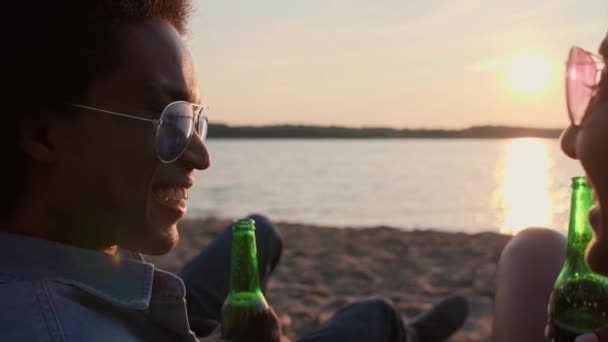 Jeune Couple Buvant Bière Sur Plage — Video