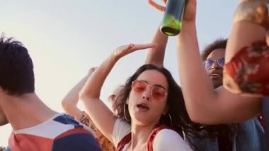 Yaz partisinde dans eden insanlar  