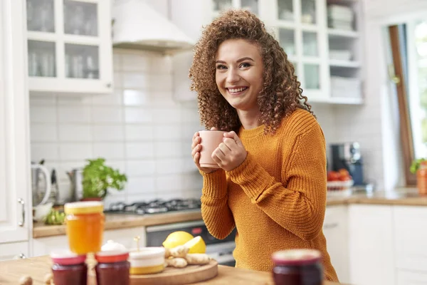 Portrait Femme Souriante Buvant Thé Dans Cuisine — Photo