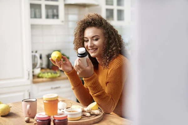 Mladá Žena Vybírá Správnou Ochranu — Stock fotografie