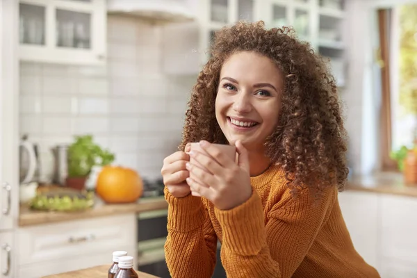 Souriant Jeune Femme Buvant Thé Chaud Dans Cuisine — Photo