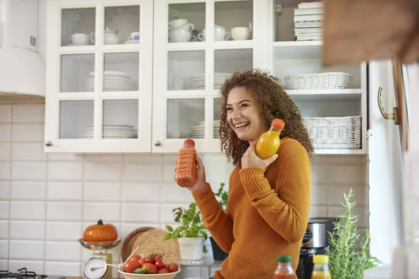 Jovem Segurando Duas Garrafas Sucos Frutados — Fotografia de Stock