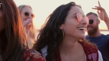 Parti insanlar yaz partisinde iyi vakit geçiriyor 