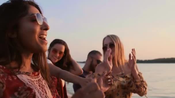 Νέοι Άνθρωποι Που Χορεύουν Μαζί Κατά Διάρκεια Του Όμορφου Ηλιοβασιλέματος — Αρχείο Βίντεο