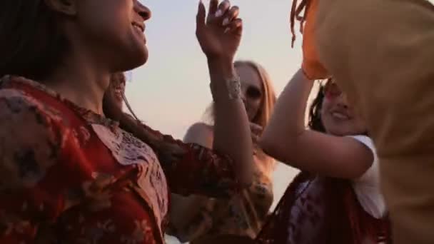 Güzel Gün Batımı Sırasında Dans Arkadaş Mutlu Grup — Stok video