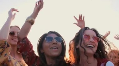 Yaz gününü plaj partisinde kutlarız.  