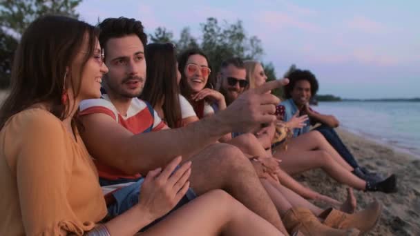 Groep Vrienden Die Goede Tijd Doorbrengen Het Strand — Stockvideo