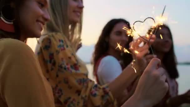 Όμορφες Γυναίκες Μερικά Πυροτεχνήματα Που Χορεύουν Έξω — Αρχείο Βίντεο