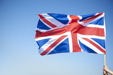 İngiliz bayrağını tutan kadın el  