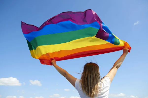 Vista Trasera Mujer Con Bandera Del Arco Iris — Foto de Stock