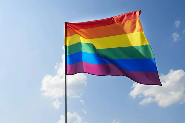 Ondeando Bandera Del Arco Iris Cielo — Foto de Stock