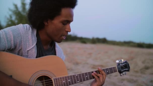 Hombre Africano Tocando Guitarra Cantando Aire Libre — Vídeos de Stock