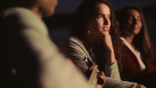 Primer Plano Los Jóvenes Playa Por Noche — Vídeo de stock