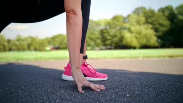 Vrouw Die Haar Jogging Training Start — Stockvideo