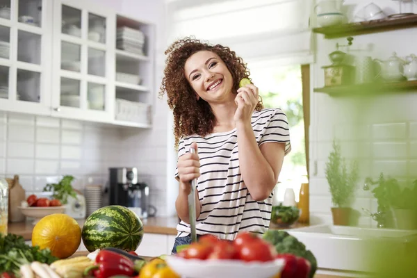 Jonge Vrouw Keuken — Stockfoto