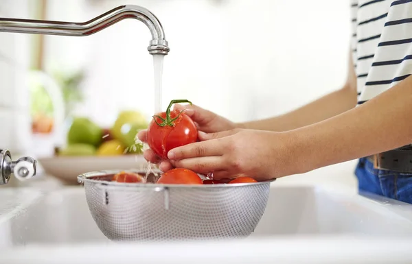 洗ったてのトマトのコランダー — ストック写真