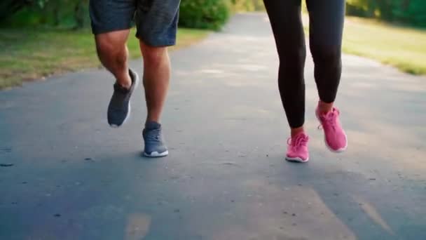 Paar Joggen Tijdens Zonnige Namiddag — Stockvideo