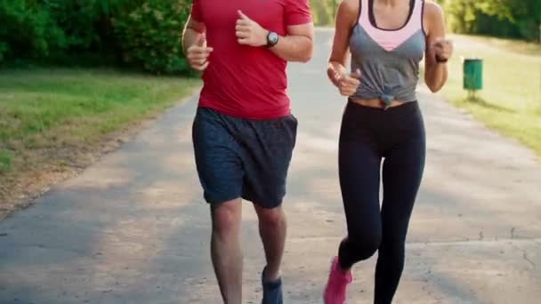 Incline Correr Jovem Casal — Vídeo de Stock