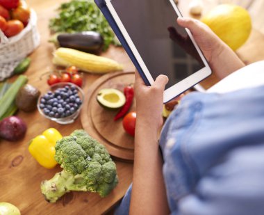 Mutfakta dijital tablet ile kadın