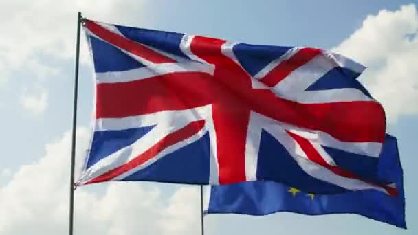 Βρετανική Σημαία Και Σημαία Της Ευρωπαϊκής Ένωσης Κουνώντας Έντονα — Αρχείο Βίντεο