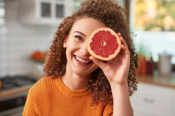 Portrét Ženy Zakrývající Oko Grapefruitem — Stock fotografie