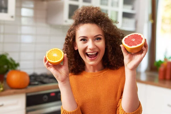 キッチンで果物を楽しむ美しい女性 — ストック写真