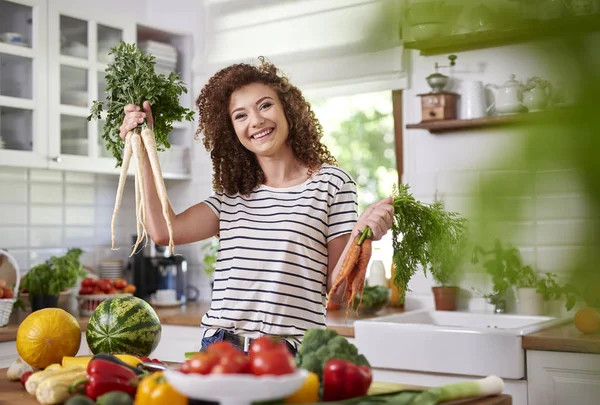 Giovane Donna Con Mucchio Carote Biologiche Prezzemolo — Foto Stock