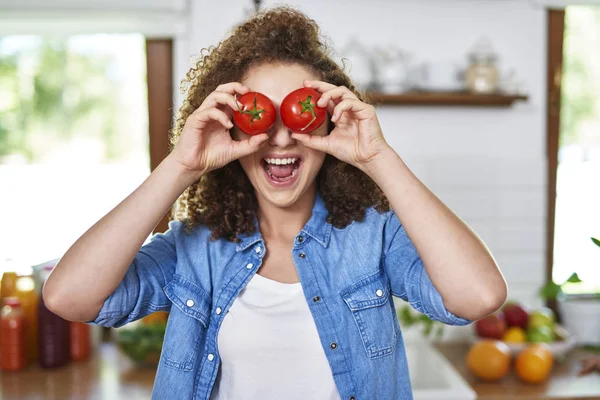 Oba Oczy Pokryte Pomidorami — Zdjęcie stockowe