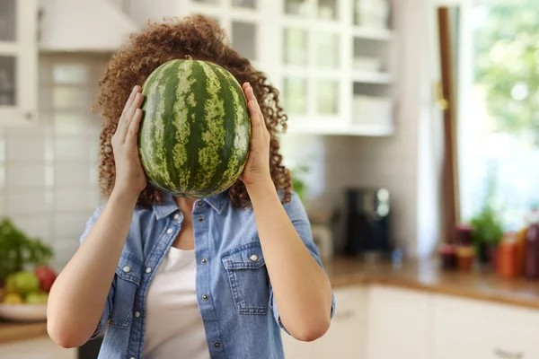 Cara Divertida Con Sandía Madura — Foto de Stock