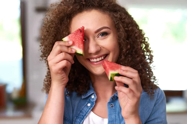 Mujer Joven Con Una Rebanada Sandía — Foto de Stock