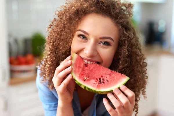 Hermosa Mujer Comiendo Una Sandía — Foto de Stock